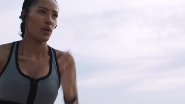Correr Playa Mujer Entrenamiento Fitness Con Enfoque Velocidad Objetivos Para — Vídeo de stock
