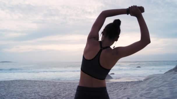 Mulher Fitness Costas Fones Ouvido Praia Alongamento Pôr Sol Treino — Vídeo de Stock