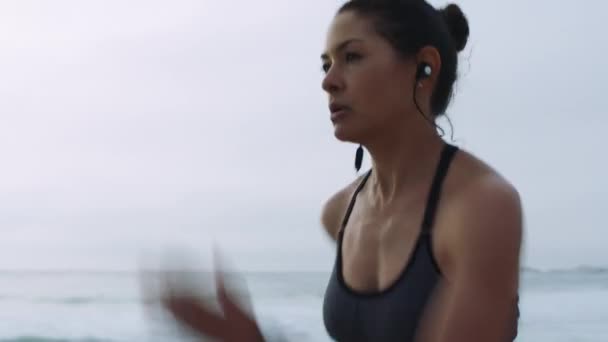 Woman Music Earphones Running Beach Ocean Sea Cardiology Wellness Marathon — Stock Video