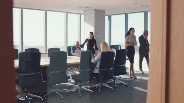 Corporativo Escritório Sala Conferências Com Mulher Reunião Andando Com Documentos — Vídeo de Stock
