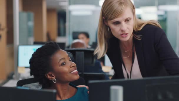 Ajuda Escritório Computador Pessoas Negócios Mulheres Gerente Empregado Com Comunicação — Vídeo de Stock