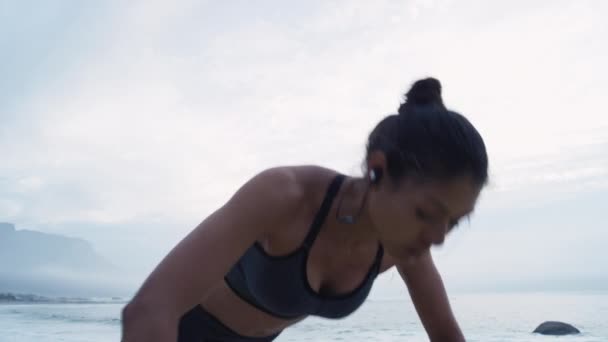 Фітнес Жінка Штовхаються Пляж Спортивного Спорту Фізичних Вправ Або Тренувань — стокове відео