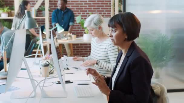Wanita Bisnis Komputer Dan Dokumen Untuk Audit Pajak Dan Pertumbuhan — Stok Video