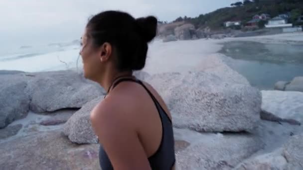 Morze Bieganie Oddychanie Zmęczonej Biegaczki Słuchawkami Wykonującej Trening Fitness Naturze — Wideo stockowe