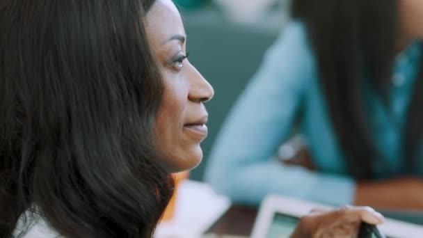 Üzleti Fekete Nők Hallgatás Prezentáció Találkozó Megbeszélés Irodájában Vállalati Frissítés — Stock videók