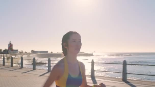 Женщина Бегущая Закат Море Время Наружного Физических Упражнений Тренировки Кардио — стоковое видео
