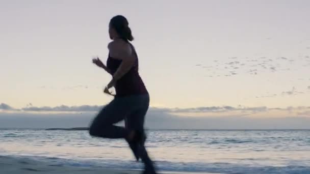 Wanita Kebugaran Dan Berjalan Pantai Saat Matahari Terbenam Hawaii Untuk — Stok Video