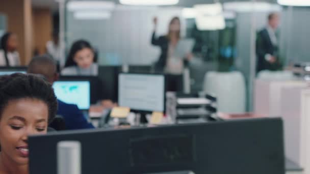 办公室电话 商务人员交流 为公司研究 新闻或创新在计算机和世界网络上工作 全球计算机公司 工作空间和数字工作者小组 — 图库视频影像