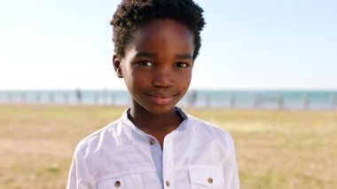 Siyah çocuk, yaz tatilinde bir plaj parkında mutlu ve heyecanlıyken seyahat, gezi ya da Fransa seyahati için gülümsüyor. Eğlence ve oyun için doğada genç bir çocuğun portresi.