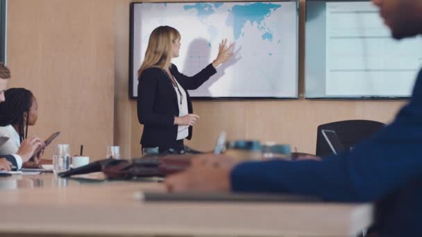 商业报告 世界股票市场和谈论全球图表的女发言人 商界人士 计划及与一位谈论投资策略的公司经理沟通 — 图库视频影像