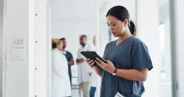 テレヘルスのための病院でのタブレット研究 女性医師 デジタル技術 看護師 医療外科医は データ分析 オンラインテスト結果とクリニック情報のためのモバイルアプリをチェック — ストック動画