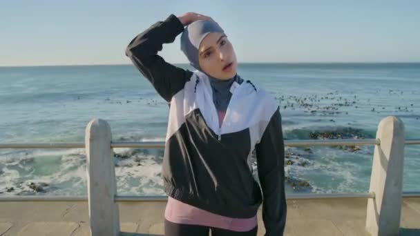 Playa Fitness Mujer Hijab Estiramiento Antes Correr Entrenamiento Camino Océano — Vídeo de stock