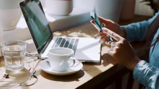 Café Laptop Mulher Mãos Smartphone Para Marketing Digital Inicialização Criativa — Vídeo de Stock