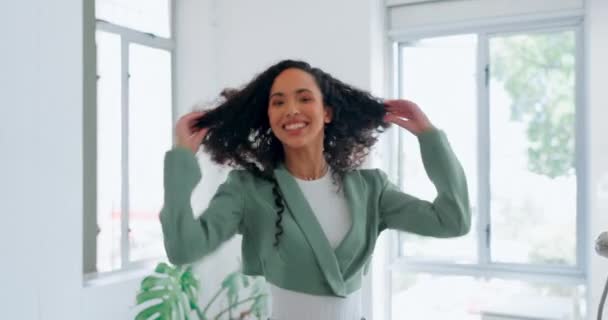Деловая Женщина Знак Мира Прогулка Современному Офису Маркетинговой Компании Рекламе — стоковое видео