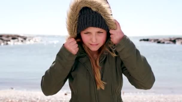 Путешествуйте Лицо Девушка Пляже Меховой Толстовке Куртке Восходе Солнца Счастливы — стоковое видео