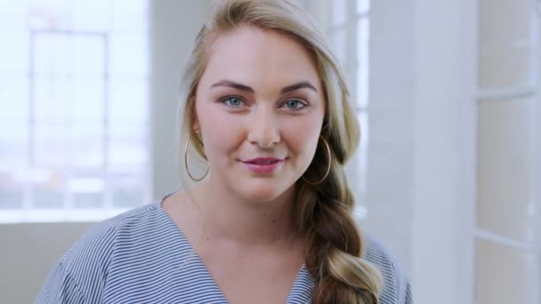 Feliz Sonrisa Cara Una Mujer Feliz Creativa Oficina Central Moderna — Vídeo de stock