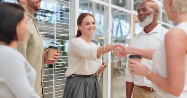 オフィス内のビジネス関係者のチームワーク コラボレーション 従業員を会社に歓迎するために握手をするスタッフや同僚に感謝します — ストック動画