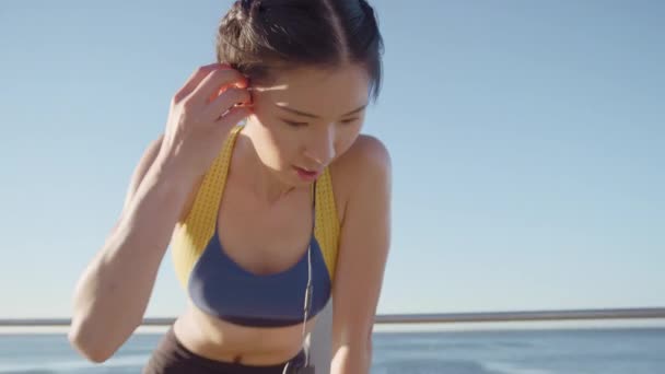 Stanco Corsa Fitness Con Donna Asiatica Spiaggia Allenamento Cardio Allenamento — Video Stock