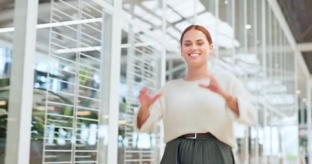 Kadını Yürüme Kalp Işareti Modern Ofiste Ortak Çalışma Alanı Müşteri — Stok video