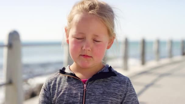 Depressione Triste Volto Bambina Spiaggia Infelice Con Disturbi Mentali Vacanza — Video Stock
