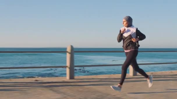 Muzułmanin Kobieta Bieganie Plaży Ćwiczeń Treningu Wytrzymałościowego Wellness Treningu Energii — Wideo stockowe