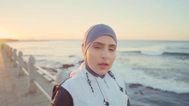 Muslimische Gesicht Müde Oder Strand Fitness Ruhe Bei Sonnenuntergang Meer — Stockvideo