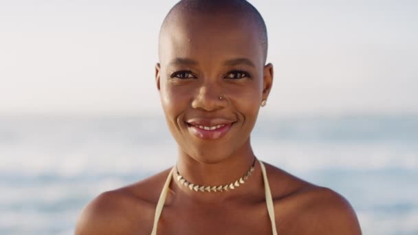 ビーチでの黒人女性のリラックスした笑顔と顔 バリでの休暇中の穏やかな 夏のウェルネス 旅行の平和と熱帯の休暇のための海で幸せなアフリカの女の子の肖像画 — ストック動画
