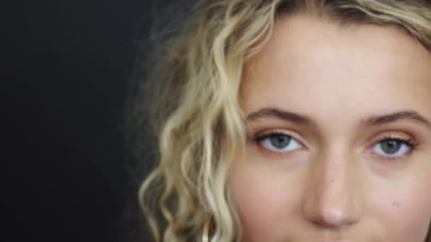 Olhos Rosto Mulher Estúdio Com Espaço Maquete Para Visão Publicidade — Vídeo de Stock