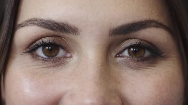 Synsprøve Øjne Kvindens Ansigt Optometriske Kontaktlinser Vurdering Synet Zoom Sundhed – Stock-video