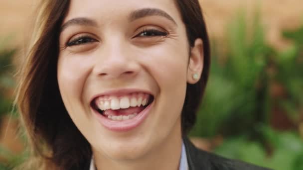 Cara Mujer Riendo Por Actitud Cómica Mientras Feliz Divertido Mostrando — Vídeo de stock