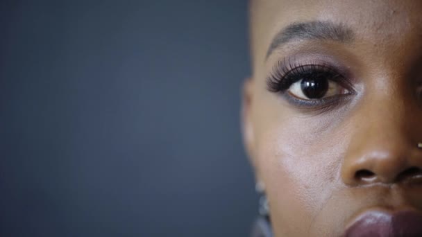 Pensando Triste Medio Ojo Mujer Negra Depresión Cara Conciencia Salud — Vídeo de stock