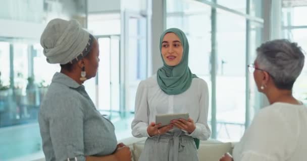 Επαγγελματική Συνάντηση Ομάδα Και Μουσουλμάνα Γυναίκα Tablet Για Ιδέες Μάρκετινγκ — Αρχείο Βίντεο