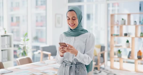 Τηλέφωνο Μέσα Κοινωνικής Δικτύωσης Και Καλά Νέα Μια Μουσουλμάνα Επιχειρηματίας — Αρχείο Βίντεο