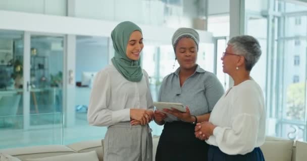 Musulman Femme Affaires Diversité Sur Tablette Pour Travail Équipe Collaboration — Video