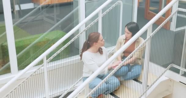 Przyjaciele Kobiety Siedzące Schodach Apartamentowcu Rozmawiające Dzielące Się Radami Wsparciem — Wideo stockowe