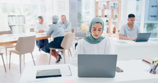 オフィスでのマーケティング 広告やブランディングのスタートアップで創造的なイスラム教徒の女性 ラップトップやウェブデザイン 仕事中のコンピュータ上で市場戦略やデザインに取り組むヒジャーブを持つ女性従業員デザイナー — ストック動画