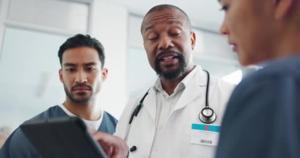 Tablette Infirmières Médecins Parlant Hôpital Discutant Recherche Dossiers Médicaux Bien — Video