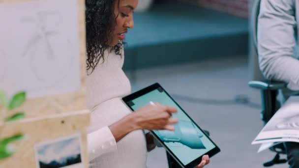 Engineering Design Prezentace Černá Žena Setkání Tabletem Pro Plánování Nápady — Stock video
