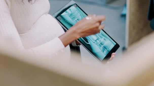 Teknik Tablet Dan Pertemuan Desain Dengan Tangan Wanita Hamil Presentasi — Stok Video