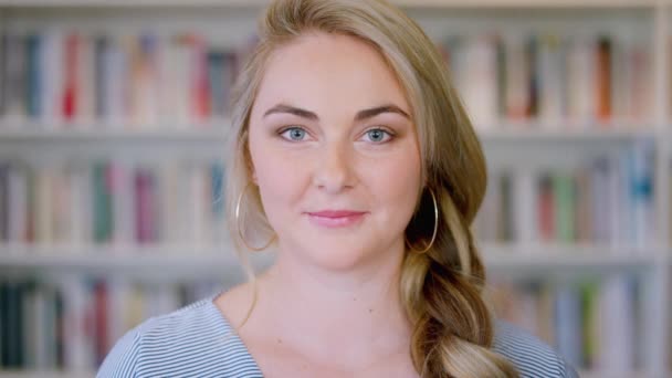 Обличчя Жінка Посмішка Щасливі Бібліотечній Кімнаті Книгами Книжковій Полиці Освіти — стокове відео