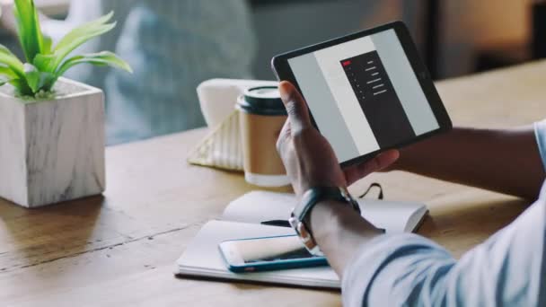 Tablet Digital Café Empleado Creativo Trabajando Proyecto Junto Escritorio Oficina — Vídeos de Stock