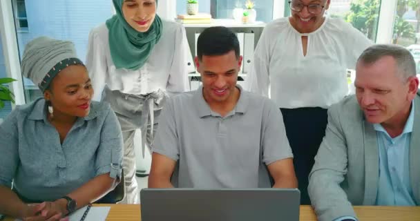 Επιτυχία Επιχειρηματίες Και Εορτασμός Στην Ποικιλομορφία Του Laptop Για Νικητή — Αρχείο Βίντεο
