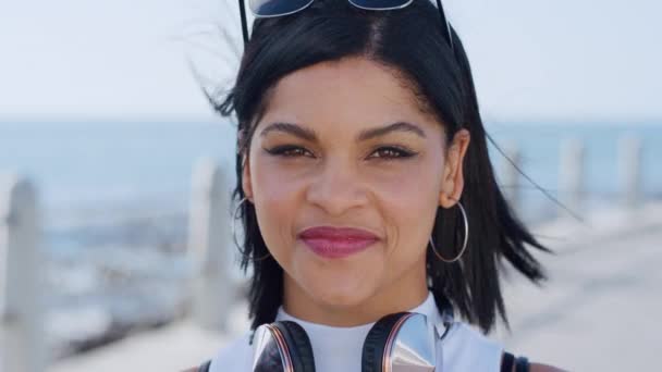 Rostro Mujer Playa Para Relajarse Paz Sonrisa Para Escapadas Fin — Vídeo de stock