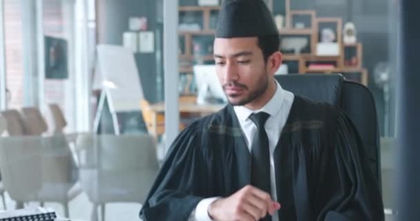 Ügyvéd Tanácsadás Jogi Tanácsadás Egy Muszlim Férfival Aki Egy Ügyféllel — Stock videók