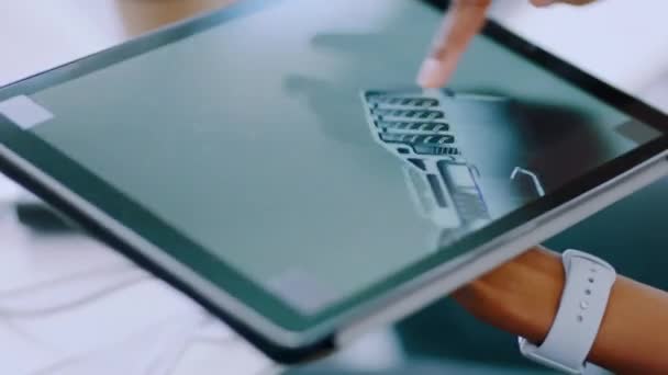 Handen Tablet Engineering Vrouwen Die Werken Aan Creatieve Motor Ontwerp — Stockvideo