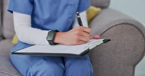 Руки Медсестры Пишущей Информацию Контрольный Список Время Консультации Вопросам Здравоохранения — стоковое видео