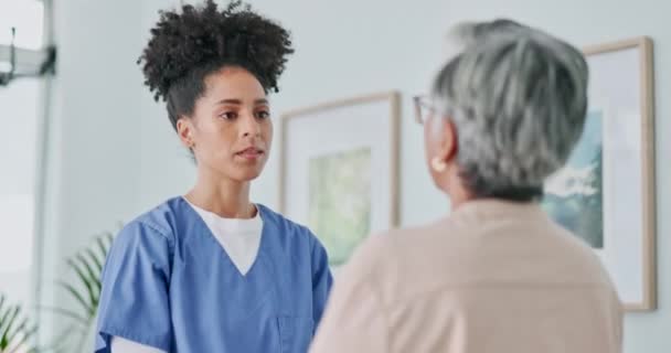 Gezondheidszorg Praten Verpleegkundige Met Oudere Vrouw Bejaardentehuis Voor Controle Consultatie — Stockvideo
