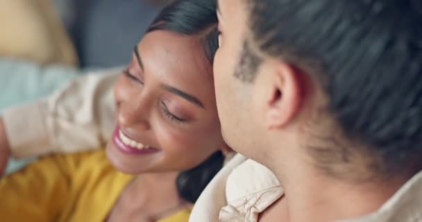 Pár Polibek Objetí Pohovce Pro Lásku Péči Nebo Kvalitní Bonding — Stock video