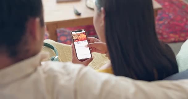 Paar Telefoon Scherm Mobiele App Woonkamer Voor Sociale Media Online — Stockvideo