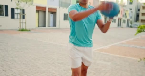 フィットネス ワークアウト 黒人男性は健康と健康のために街で医療ボールをバウンス トレーニング 練習や道路上の強さのための運動ボールを持つナイジェリアからのスポーツ エネルギーと男性 — ストック動画